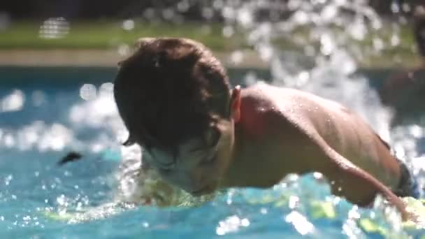 Genç Çocuk Havuzda Sörf Tahtasının Üstünde Oynuyor Çocuk Yaz Boyunca — Stok video