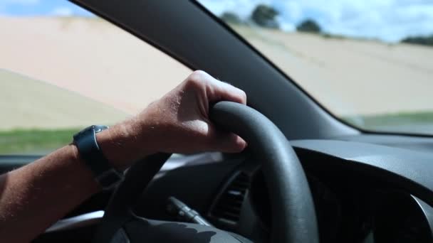 Close Van Persoon Handen Het Stuur Rijden Auto Een Man — Stockvideo