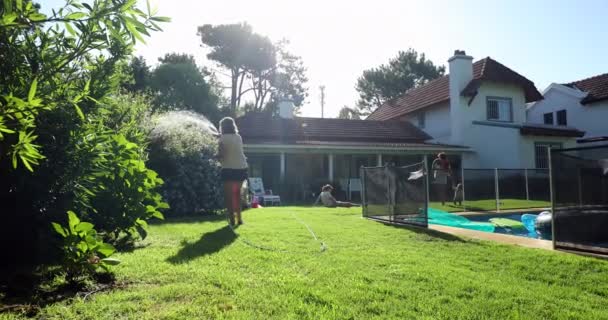 Wohnhaus Hinterhof Außen Bei Sonnigem Tag Wohnhaus Der Familie Frau — Stockvideo