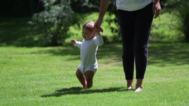 Kleinkind Lernt Draußen Laufen Säugling Steht Und Macht Erste Schritte — Stockvideo