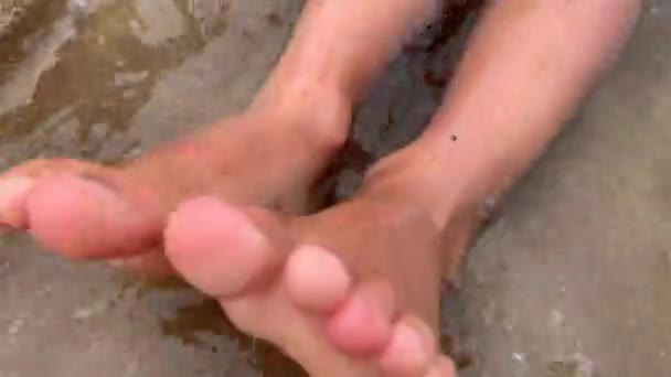 Menino Infantil Praia Relaxante Brincando Desfrutando Férias Verão Costa Mar — Vídeo de Stock