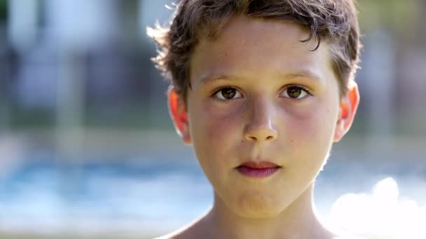 Barnet Giver Tommelfingre Til Kameraet Ung Dreng Portræt Smilende Give – Stock-video