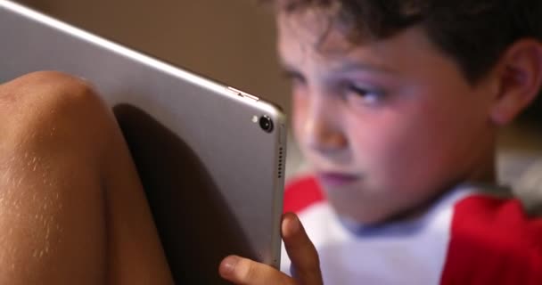 孩子们沉迷于玩平板电脑技术的网络游戏 Bboy Hold Device Absorbed Game — 图库视频影像