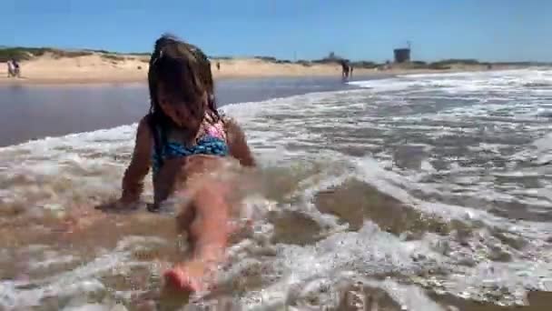 Little Girl Beach Shore Waiting Sea Shore Waves Arrive — Vídeo de Stock