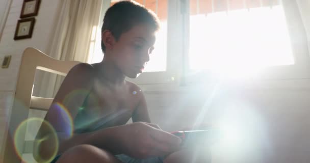 Kind Spielt Hause Auf Gadget Gerät — Stockvideo
