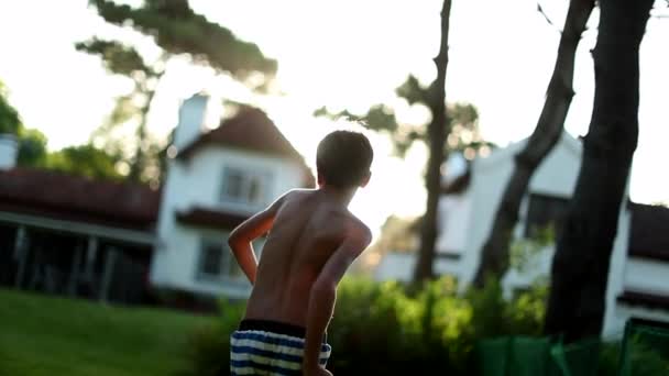 Мальчик Поднимает Руку Кулак Воздух Честь Празднования — стоковое видео