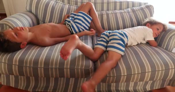 Verveelde Kinderen Zitten Bank Twee Kinderen Die Thuis Blijven Niets — Stockvideo