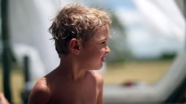 Schöne Hübsche Kleinkind Junge Kind Säugling Porträt Draußen Schwimmbad — Stockvideo