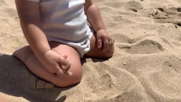 Baby Kruipend Het Strand Baby Blootsvoets Zandstrand — Stockvideo