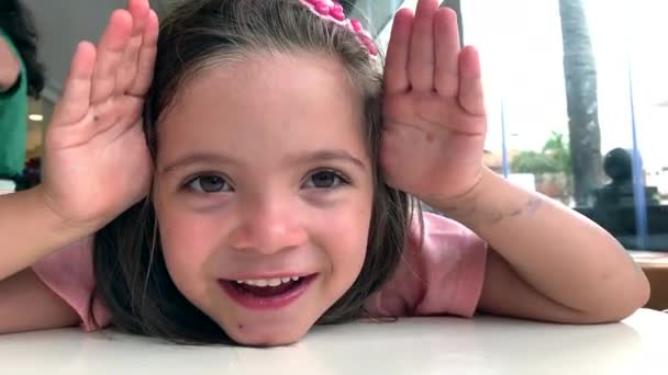 Petite Fille Mignonne Jouant Peekaboo Couvrant Visage Avec Les Mains — Video