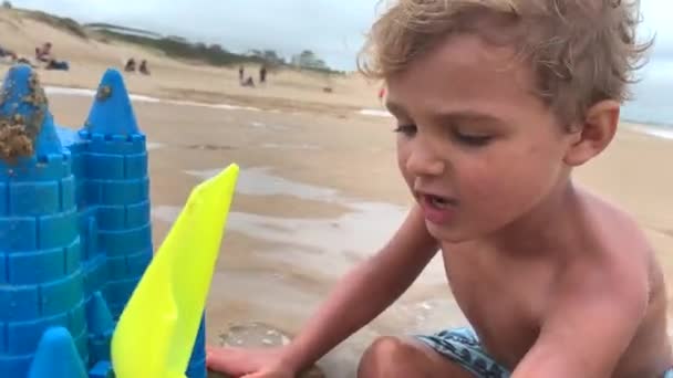 Söta Barn Småbarn Leker Stranden — Stockvideo