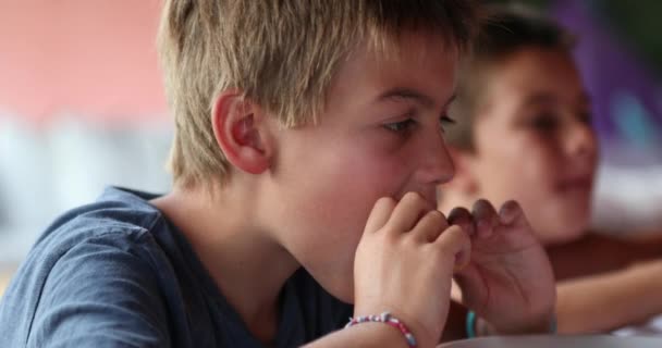 Két Gyerek Ebédlőasztalnál Eszik Egy Falatot Gyerekek Esznek — Stock videók