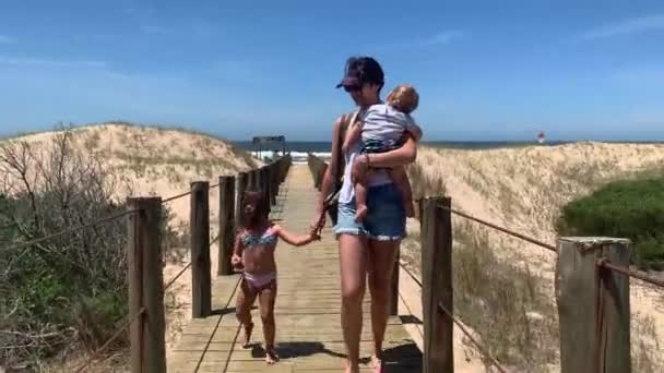 Föräldravandring Till Stranden Med Barn Träväg Mamma Håller Spädbarn Mot — Stockvideo