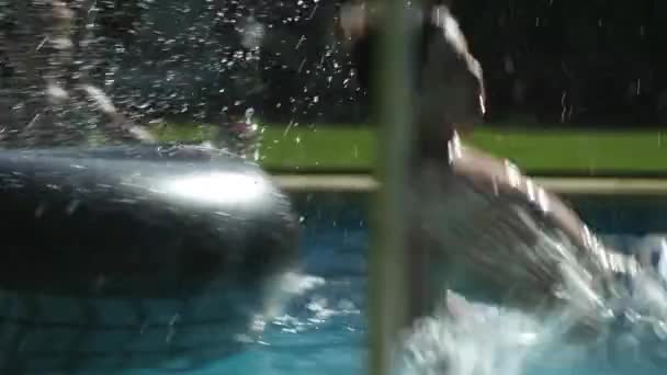 Ragazzo Che Corre Salta Nell Acqua Della Piscina Rallentatore 120Fps — Video Stock