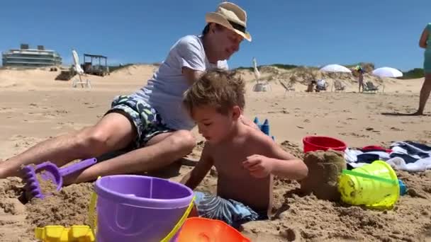 Дідусь Онук Разом Пляжі Грають Піском — стокове відео