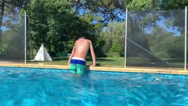 Baiatul Ridica Corpul Piscina Copilul Iese Din Apa Piscinei — Videoclip de stoc