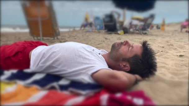 Mężczyzna Relaks Korzystających Wakacje Plaży Drzemki — Wideo stockowe