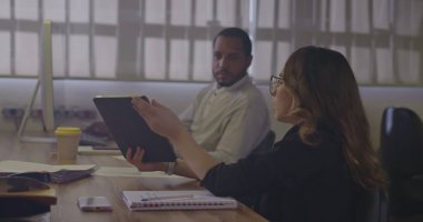 Geceleri ofiste çalışan bir grup genç işçi. Akşamları iş yerinde, çalışma ortamında çalışanlar. Bilgisayarların önündeki iş adamları grafikleri ve belgeleri paylaşıyorlar. İletişim kuran meslektaşların başarılı takım çalışması