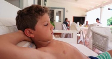 Düşünceli çocuk molada kendini üzgün hissediyor. Düşünceli çocuk sıkıldığını düşünüyor.