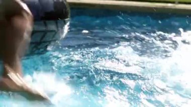 Küçük çocuk havuza atlıyor ağır çekimde