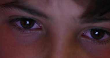 Delikanlının gözleri makro yakın plan. Çocuk gözü gece tarama cihazına bakıyor.