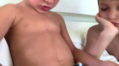 Çocuklar cep telefonu kullanıyor. Akıllı telefonun önünde samimi, yakışıklı çocuklar.