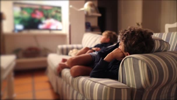 Παιδιά Μπροστά Στην Οθόνη Της Τηλεόρασης Βλέπουν Ταινία Παιδιά Ξαπλωμένα — Αρχείο Βίντεο