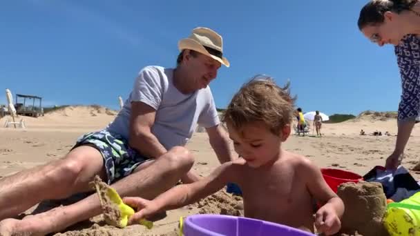 Familia Playa Jugando Con Arena Abuelo Hijo Juntos — Vídeos de Stock
