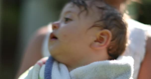 Havuza Sarılı Bebek Anne Kucağında Tatlı Düşünceli Bir Bebek — Stok video