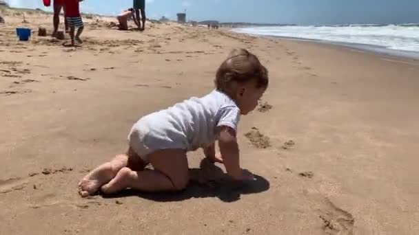 波の海岸に向かってビーチを歩く美しい赤ちゃん — ストック動画
