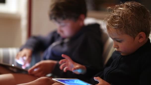 Дети Перед Экранами Планшетов Дети Играют Видеоигры Техническом Устройстве Ночью — стоковое видео