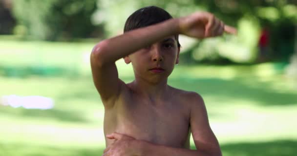 Αναστατωμένο Παιδί Κουνάει Δάχτυλο Οχι Ενοχλημένο Παιδί Που Απορρίπτει Την — Αρχείο Βίντεο
