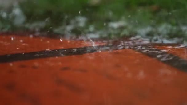 夏の任意の日の間にスローモーション120Fpsで降る雨 — ストック動画