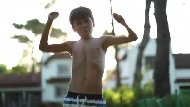Мальчик Празднует Успех Поднятия Руки Небе Открытом Заднем Дворе Крики — стоковое видео