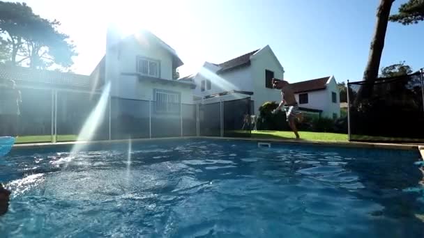 Bambino Che Salta Nell Acqua Della Piscina Rallentatore Nel Cortile — Video Stock