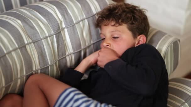 Cansado Sonolento Menino Deitado Sofá Assistindo Filme Bocejando — Vídeo de Stock