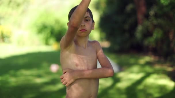 腕を持つ怒っている子供は拒絶でカメラに指を指す交差 — ストック動画