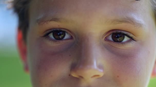 Cara Infantil Retrato Cerca Cerrando Los Ojos Contemplación Pensativo Reflexivo — Vídeos de Stock