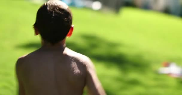 Niño Frenético Corriendo Toda Velocidad Jardín Del Patio Trasero Aire — Vídeos de Stock
