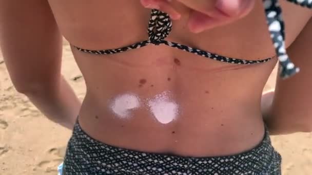 Applicare Crema Solare Diffondere Lozione Alla Donna Nuovo Spiaggia — Video Stock