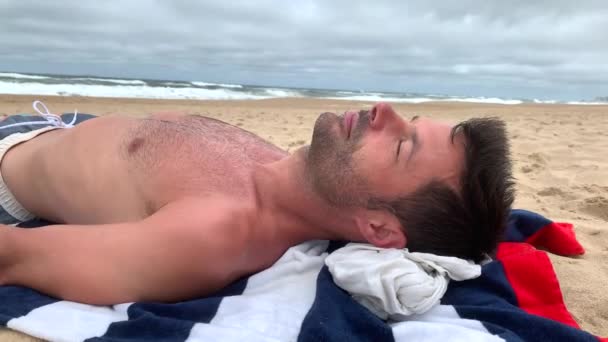 Hombre Relajándose Playa Persona Tomando Sol Descansando Durmiendo Orilla Del — Vídeo de stock