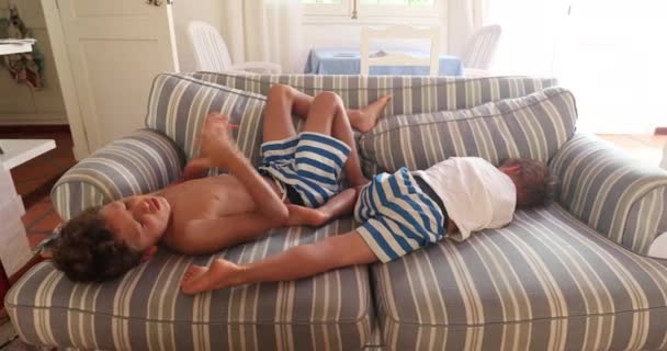 Twee Kinderen Thuis Liggen Bank Zich Vervelen Kinderen Die Thuis — Stockvideo