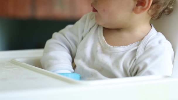 Vuxen Tar Bort Plast Blå Kopp Från Spädbarn Pojke Barnstol — Stockvideo