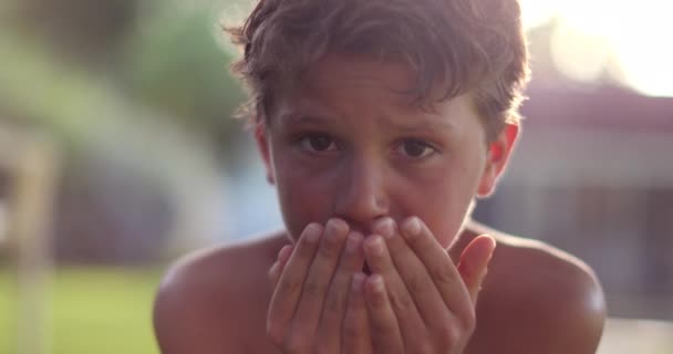 男孩用双手捂住脸 感到难过 孩子从手中偷看相机 — 图库视频影像