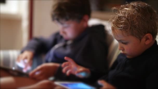 Два Мальчика Используют Таблетки Ночам Дети Играют Игры Онлайн Техническими — стоковое видео