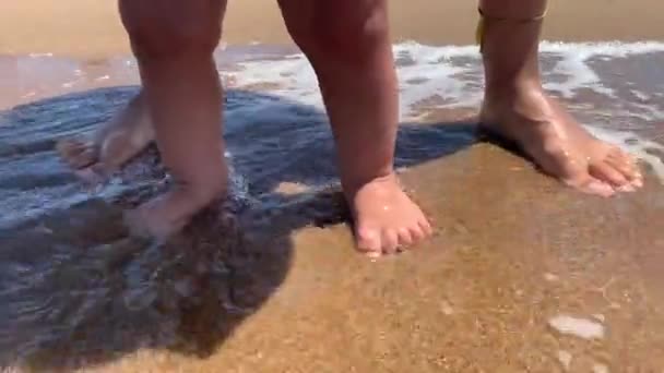 Babyfüße Und Zehen Spüren Sand Strand Welle Kracht Land Kleinkind — Stockvideo