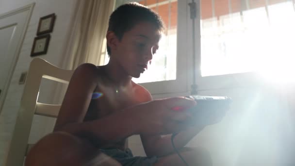 Criança Jogando Online Segurando Controlador Jogo Com Luz Solar Lente — Vídeo de Stock