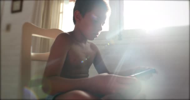 Dziecko Gra Grę Urządzeniu Technicznym Online Młody Chłopiec Uzależniony Gier — Wideo stockowe