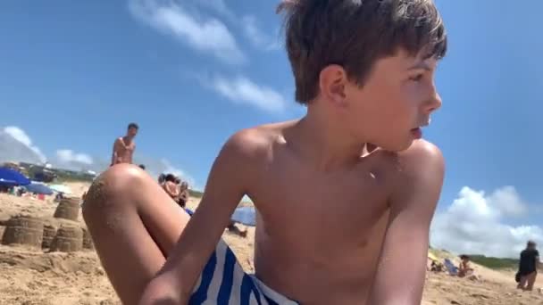 Дитина Пляжі Грає Піском — стокове відео