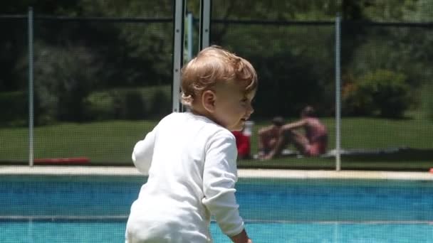 Bambino Felice Piedi Bordo Piscina Appoggiato Sulla Prevenzione Della Recinzione — Video Stock